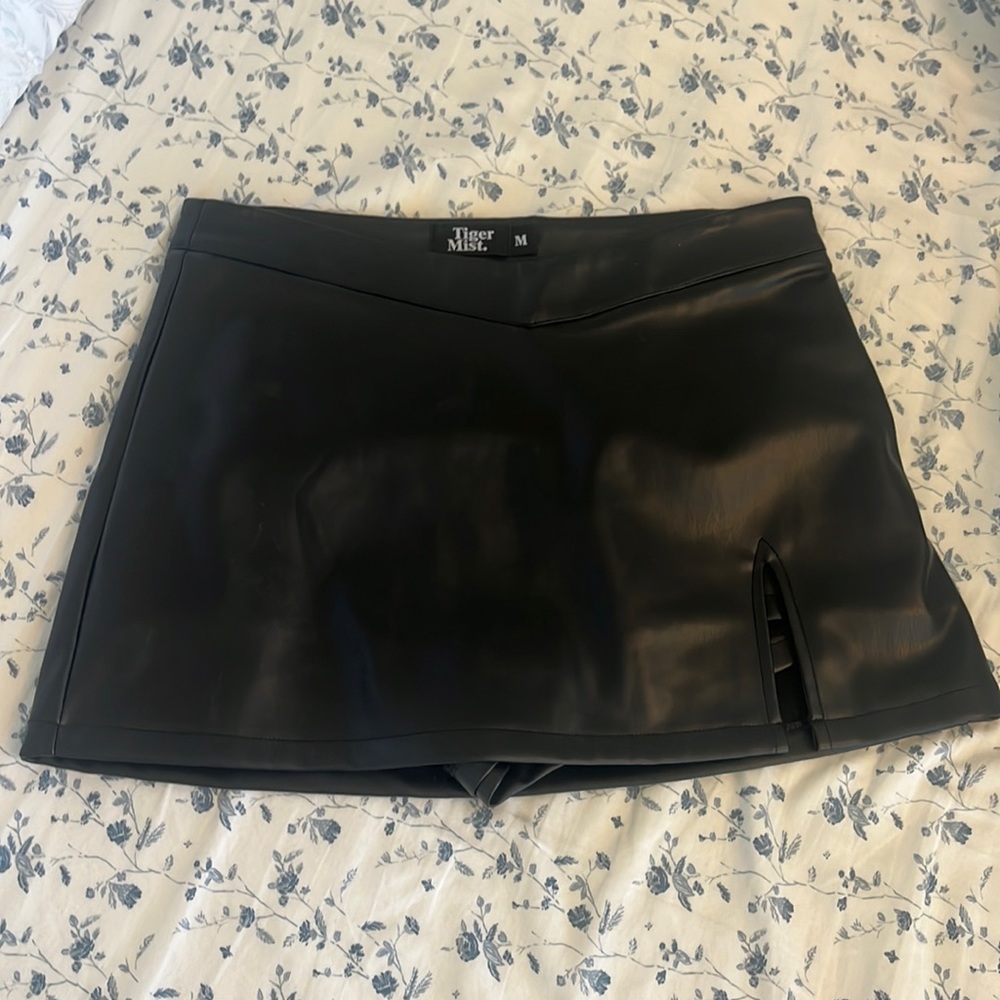 tiger mist leather skort, great condition (worn once)